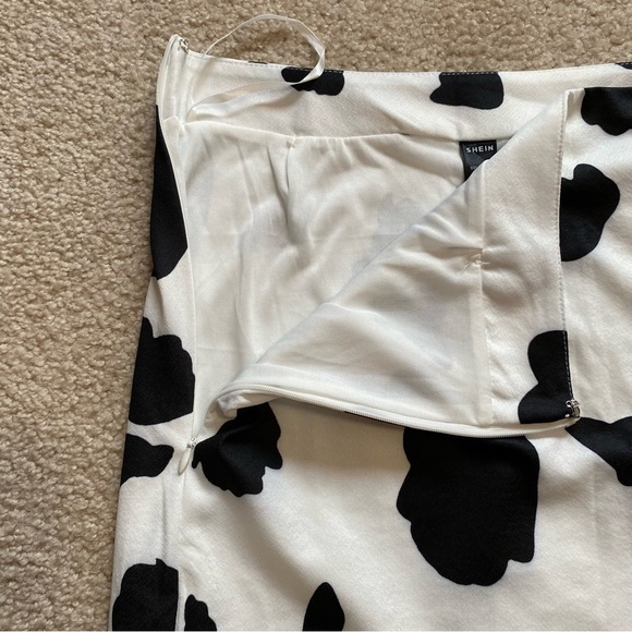 Cow print skirt with small slit - Picture 4 of 9
